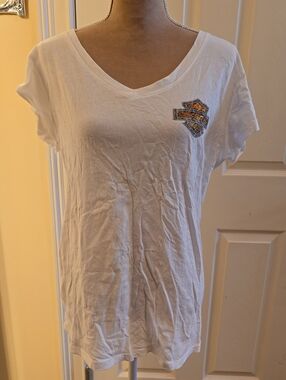 Harley Davidson XL White Short Sleeve V-Neck Tee with Embellished Badge